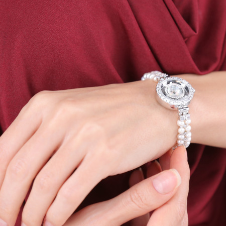 ساعة يد فضية مُزينة بالكريستالات مع مجموعة مجوهرات اللؤلؤ